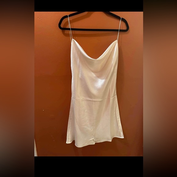 I’m selling this beautiful party dress, cream color, soft material - Picture 4 of 4